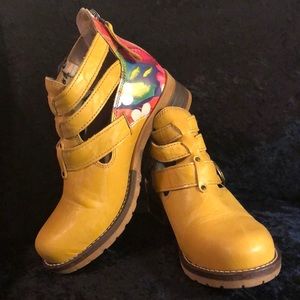 Dromedaris Kelsy Flower Buckle Boots Sz 38 EUC!!!